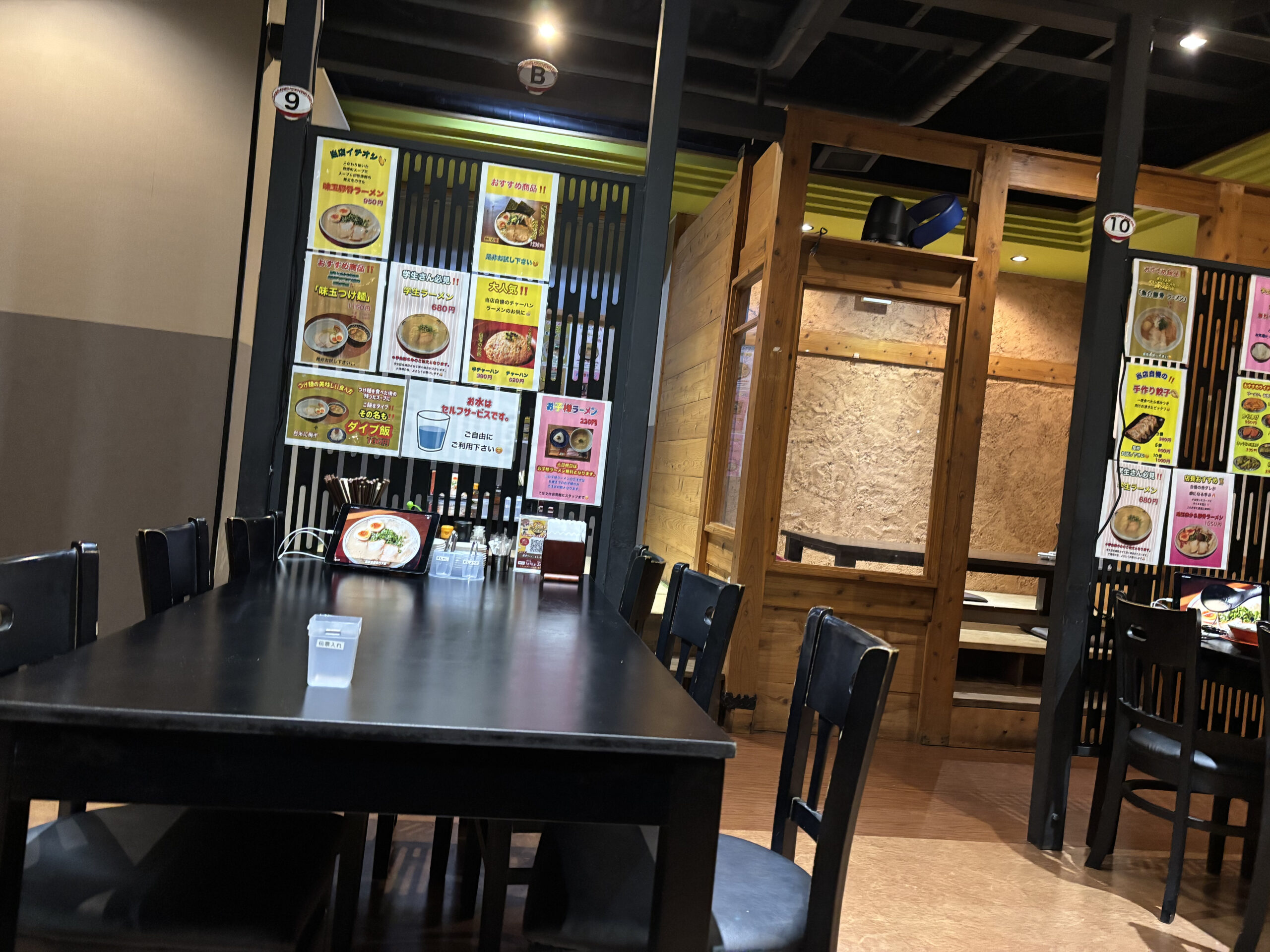 豚骨ラーメン まる・安 山内店の店内奥