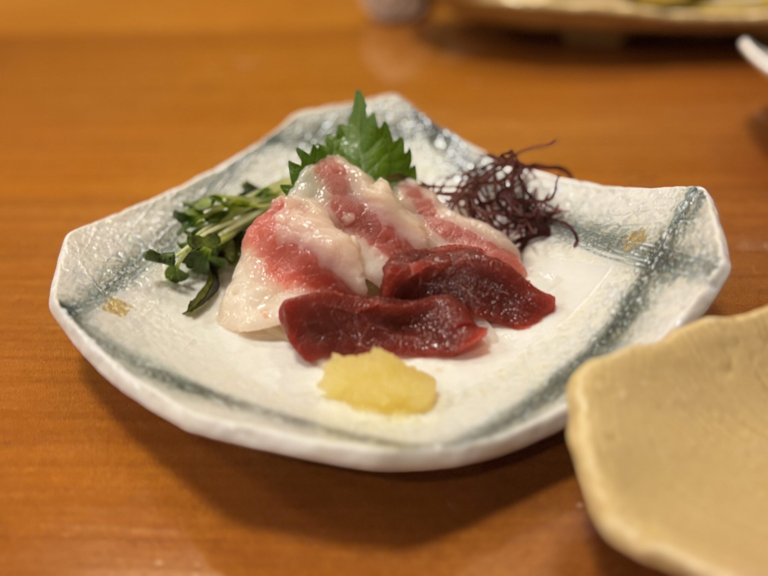 新鮮な馬刺しの盛り合わせ