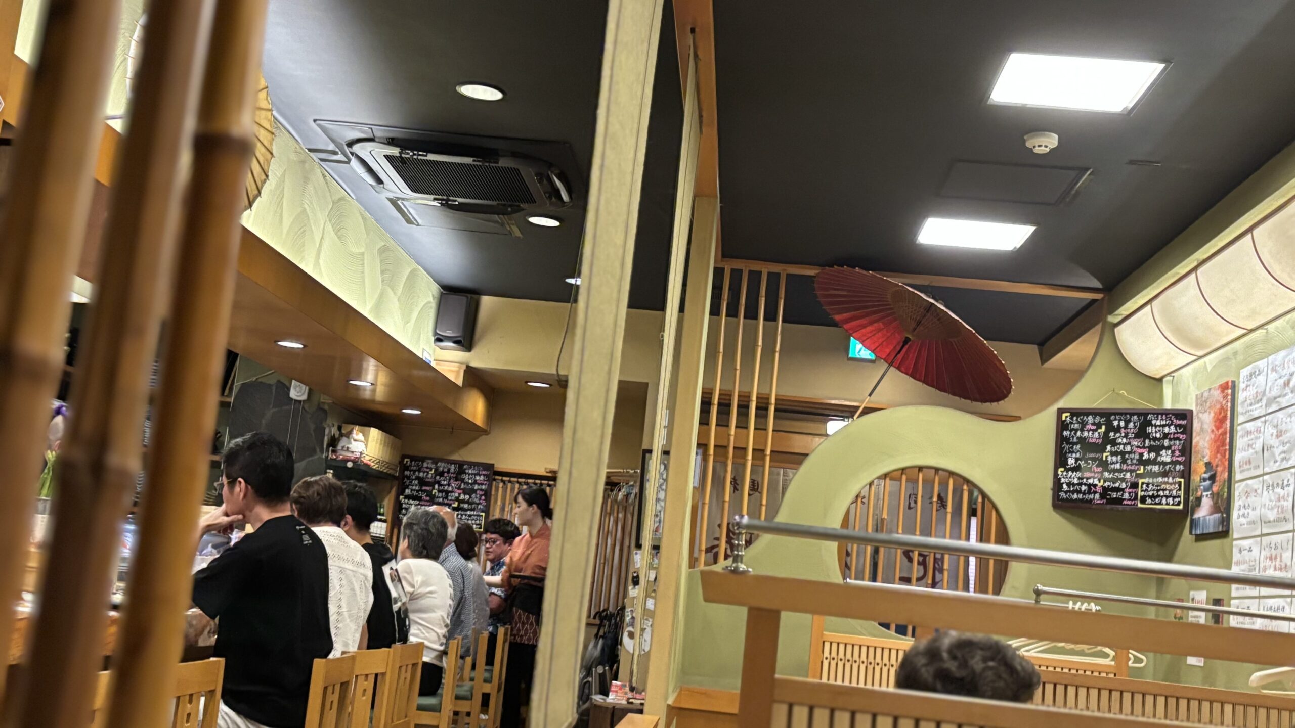 活気ある店内の様子