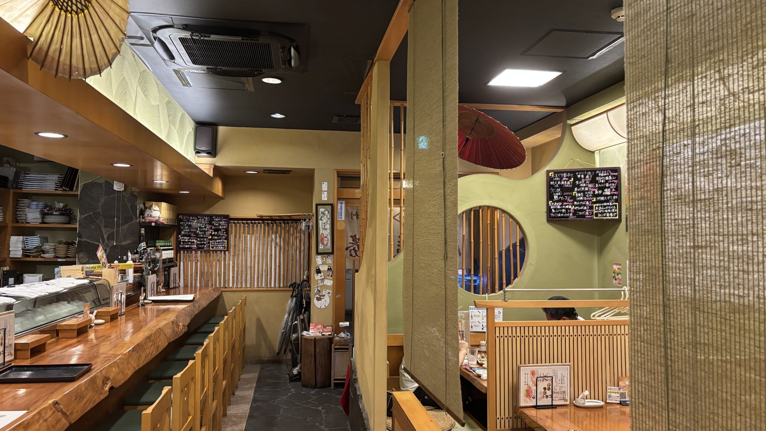 カウンター席と店内の様子
